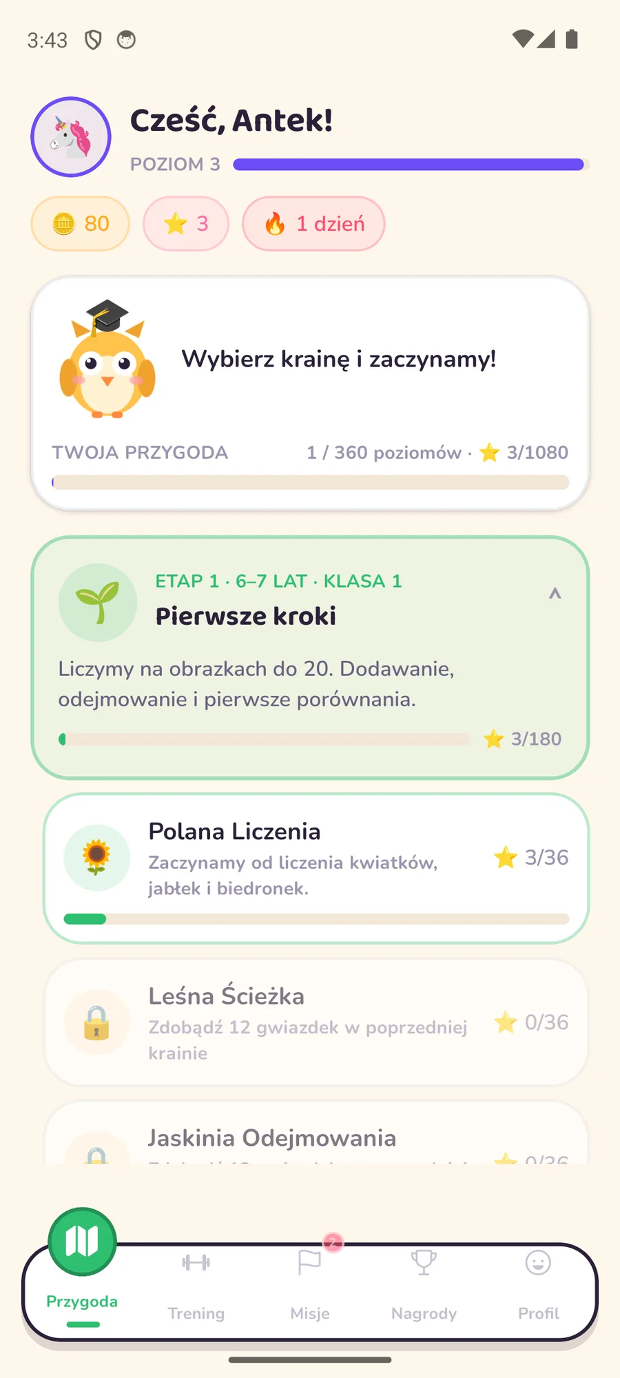 Ekran Przygoda: powitanie ucznia z poziomem, monetami, gwiazdkami i passą dni, sowa zachęcająca do wyboru krainy oraz etap Pierwsze kroki z krainami
