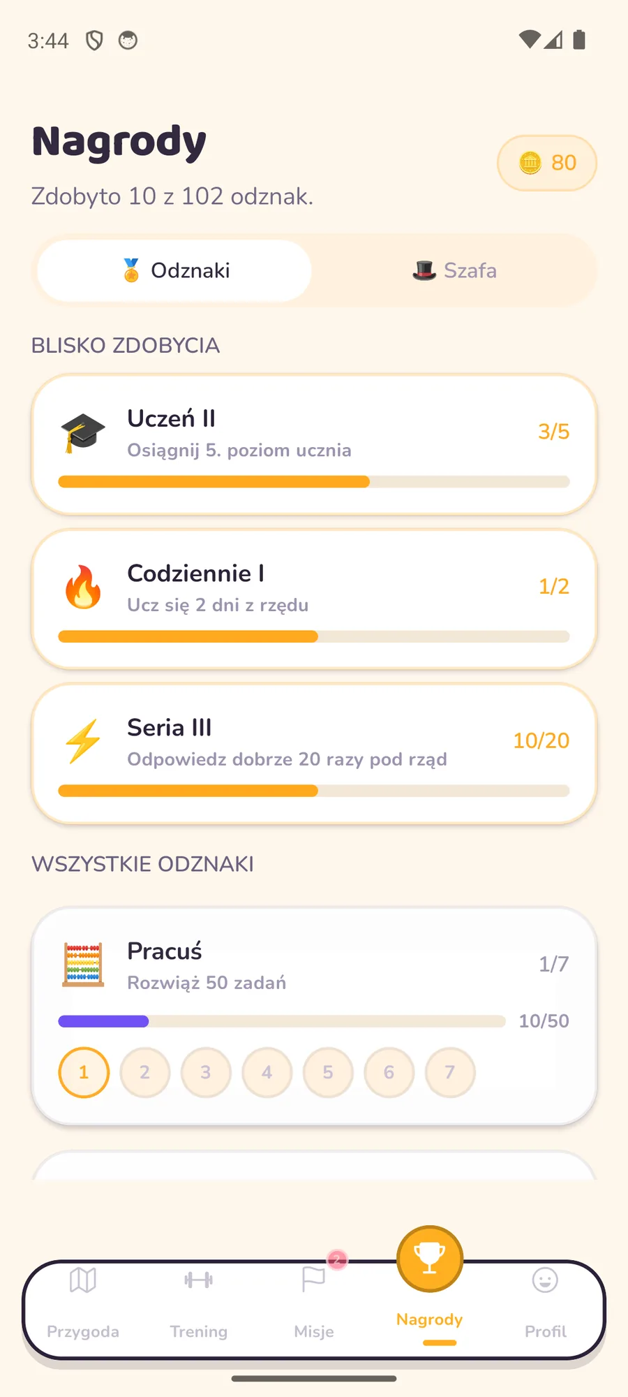 Ekran Nagrody z zakładką Odznaki: odznaki bliskie zdobycia z paskami postępu i drabina odznaki Pracuś z kolejnymi stopniami
