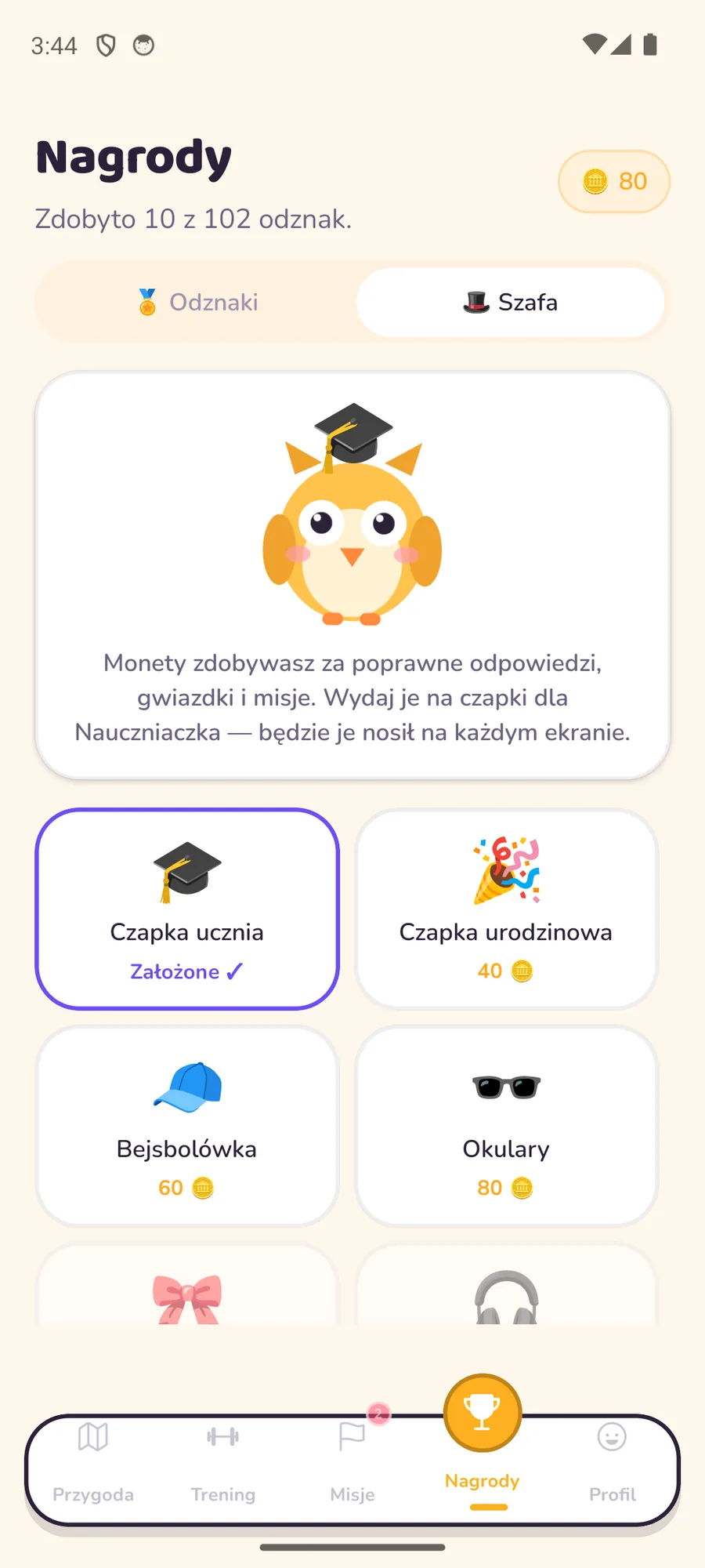 Szafa Nauczniaczka: sowa w czapce ucznia i czapki do kupienia za monety, między innymi czapka urodzinowa, bejsbolówka i okulary