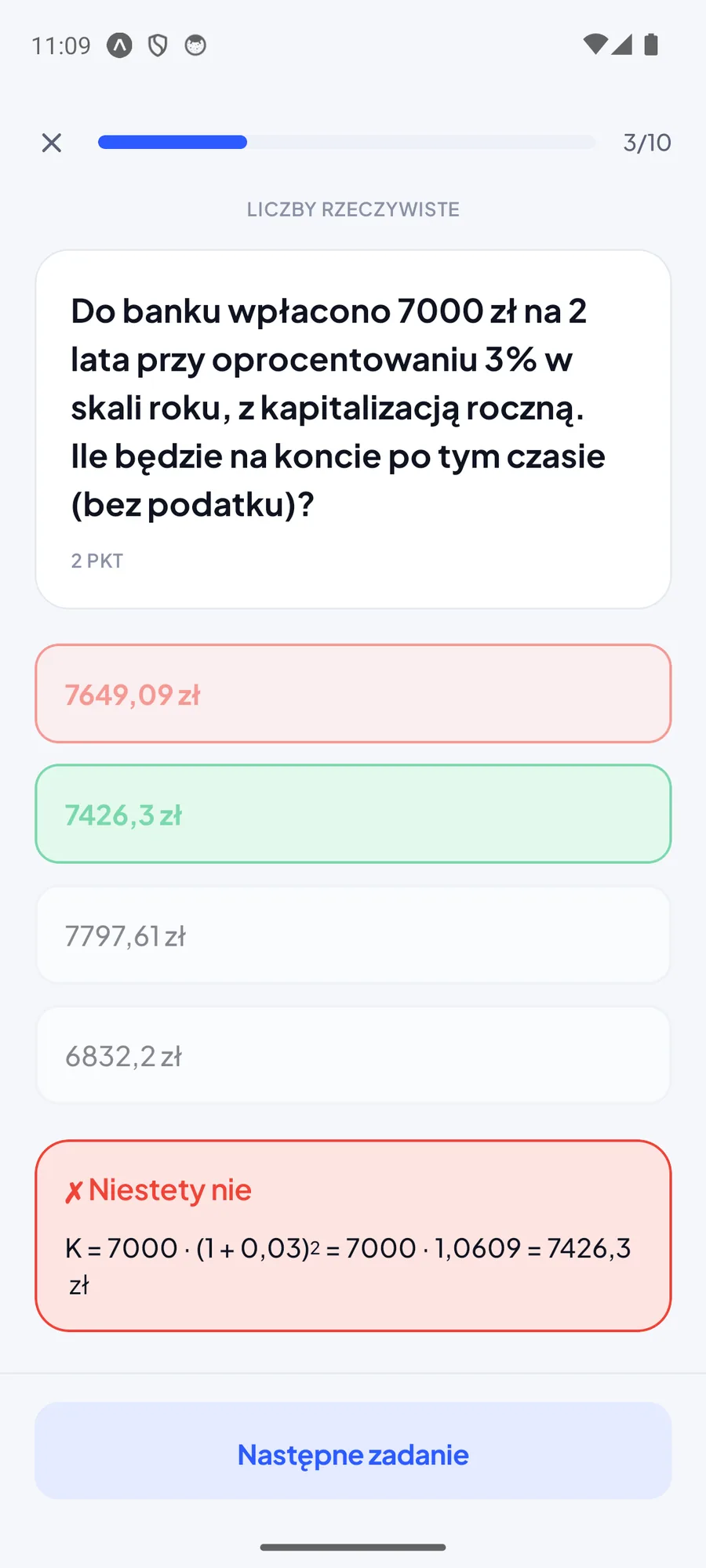Błędna odpowiedź zaznaczona na czerwono, poprawna na zielono i pod nimi rozwiązanie z wzorem na kapitał po dwóch latach