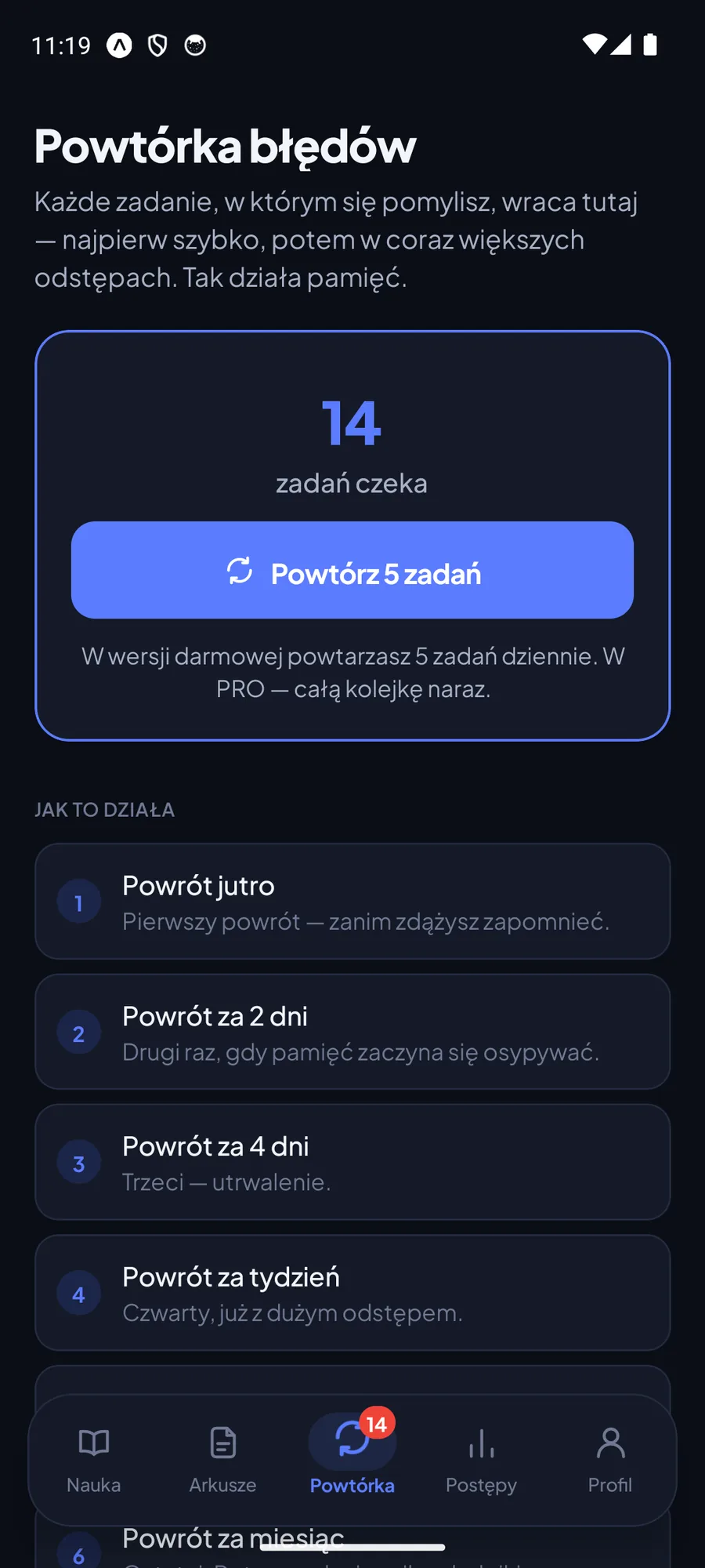 Powtórka błędów w trybie ciemnym: 14 zadań czeka, przycisk powtórki pięciu zadań i rozpisane kolejne powroty po dniu, 2 i 4 dniach i tygodniu